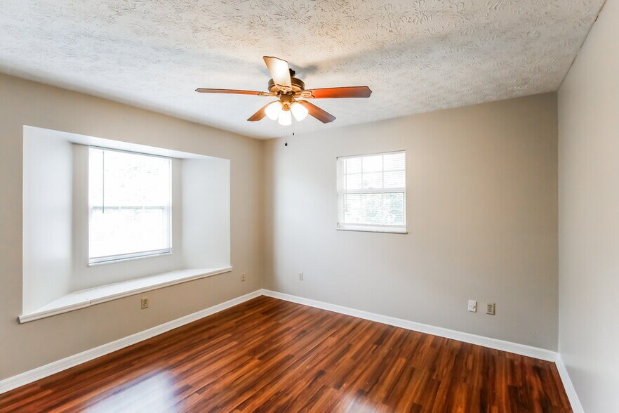 Building Photo - 222 SW Starflower Ave