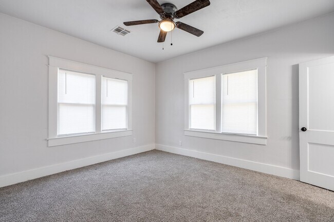 Building Photo - 1528 N Beard Ave