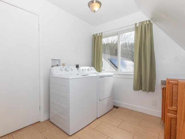 Building Photo - 212 Gilsum St