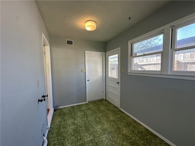 Building Photo - 117 Holly Dr