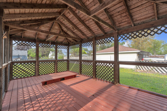 Building Photo - 18333 Beechwood St