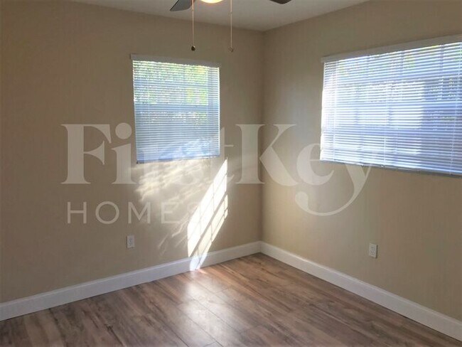 Building Photo - 221 N 65th Way