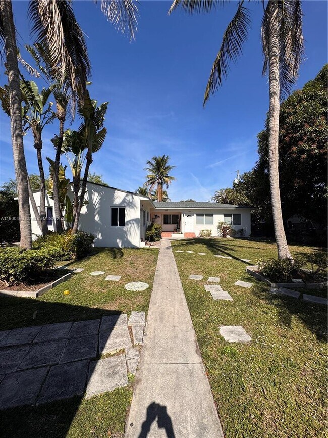 Building Photo - 1267 NE 127th St