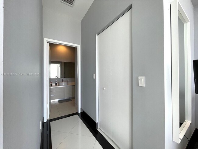 Building Photo - 2600 E Hallandale Beach Blvd