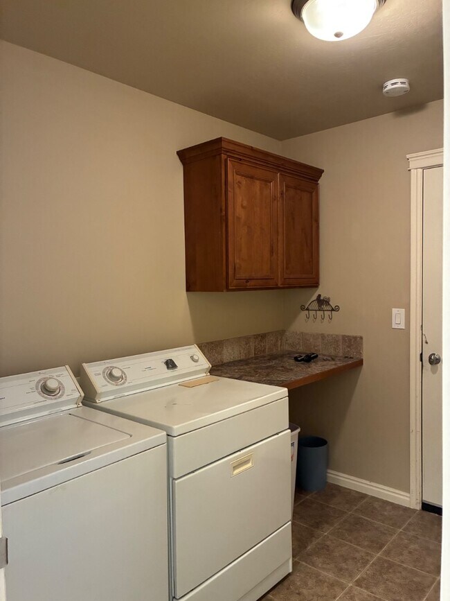 Building Photo - 234 Greenbrier Dr