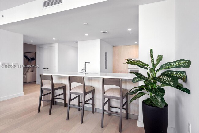 Building Photo - 9201 E Bay Harbor Dr