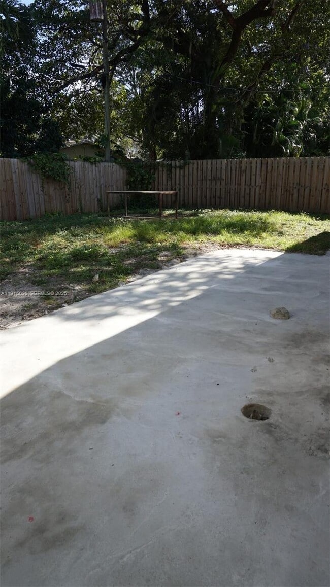 Building Photo - 808 SW 14th Terrace