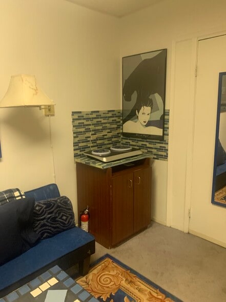 Cooking station - 1400 Jessica Ave