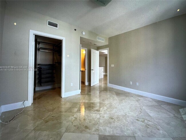 Building Photo - 1060 Brickell Ave