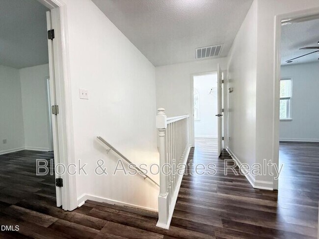 Building Photo - 401 Holly Berry Ln