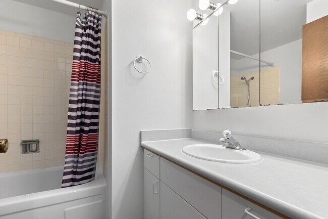 Building Photo - 2Bd/1.75Ba Seattle Condo