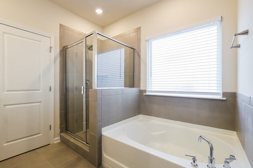 Building Photo - 5825 Hackberry Ln