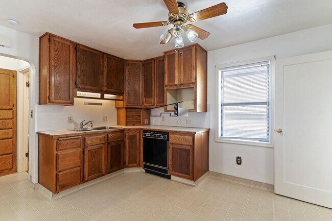 Building Photo - Quincy Duplex