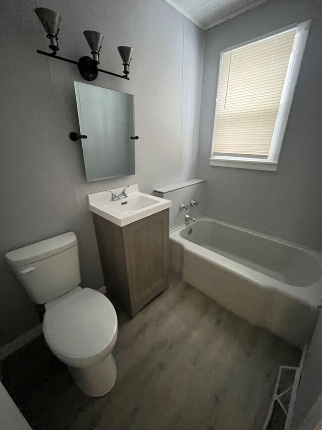Building Photo - Single Family Home Available!