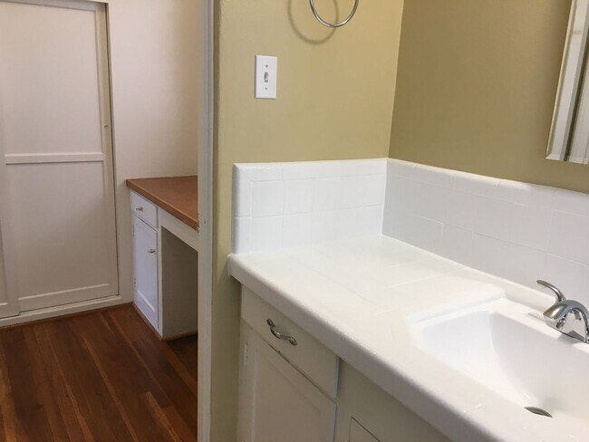 Building Photo - 4054