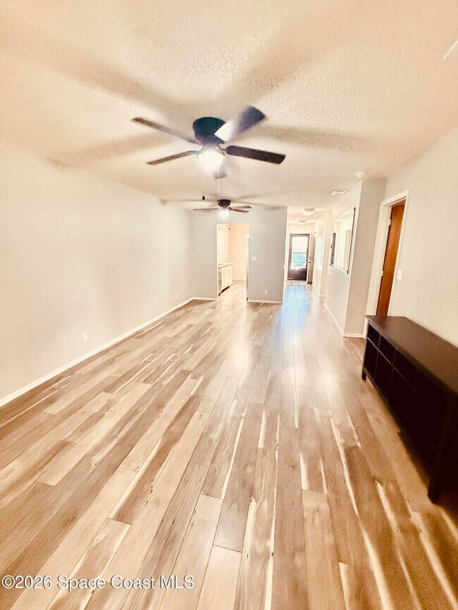 Building Photo - 851 Dow Ln