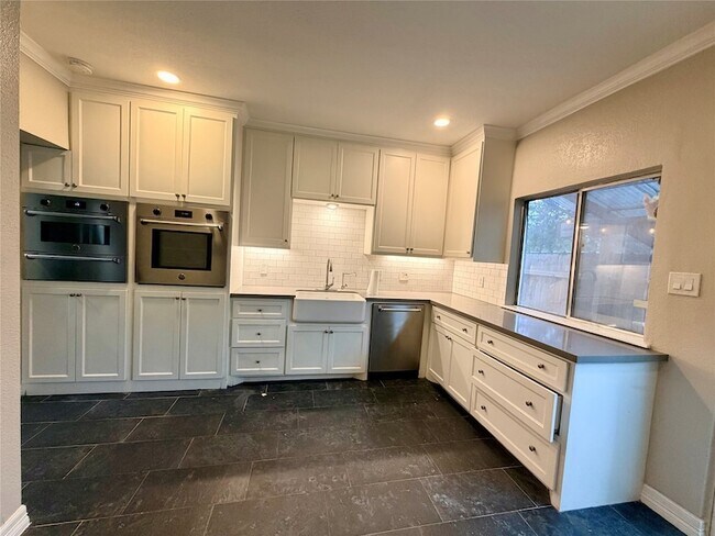 Building Photo - 811 Threadneedle St