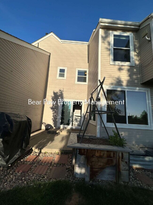 Building Photo - Spacious 3-Bed, 3-Bath Gem in Arvada!"