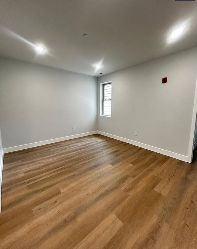Building Photo - 1229 W Hilton St