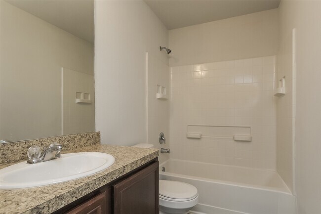 Building Photo - 13401 Raintree Dr