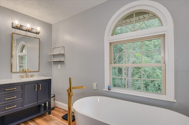 Building Photo - 4 bedroom 3 full bathroom home in heart of...