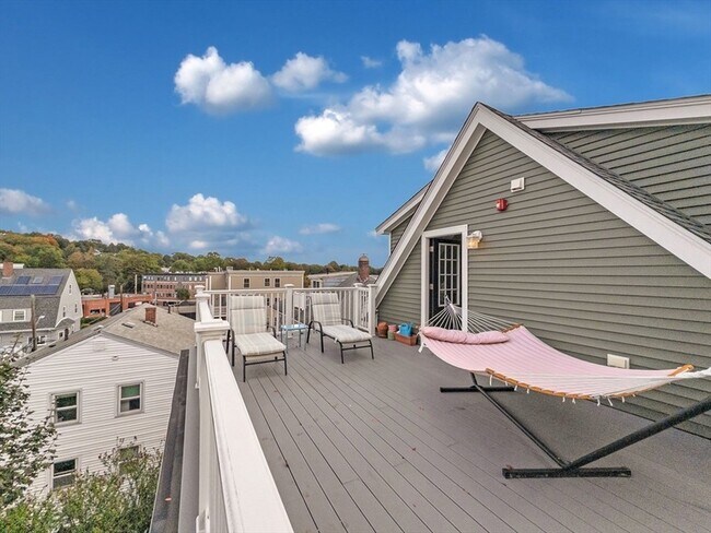 Building Photo - 19 Iona St