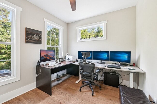 Building Photo - Luxury 5 Bed, 3.5 Bath Home on Large Lot !...