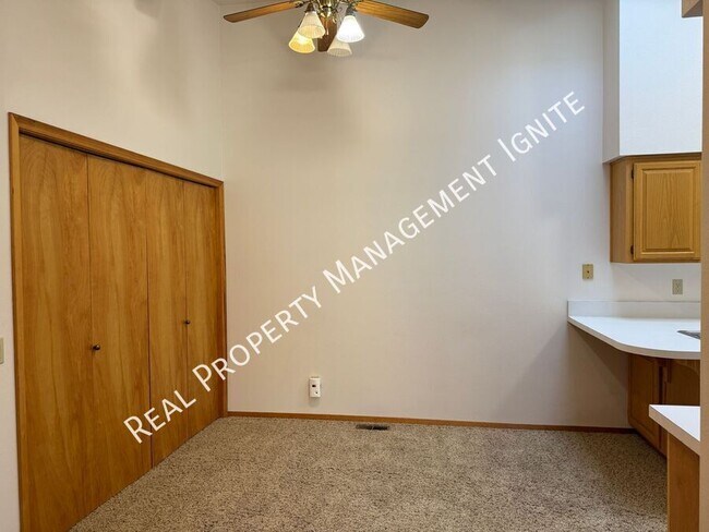 Building Photo - 1115 NE Hidden Valley Dr