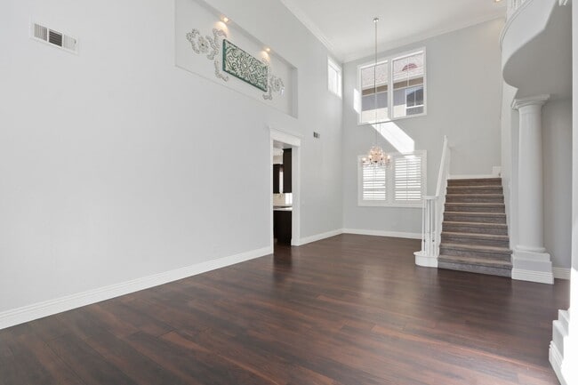 Building Photo - Spacious 3 Bedroom 3 Bath Available Now!