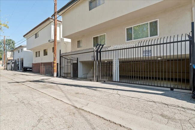 Building Photo - 5709 Hazeltine Ave