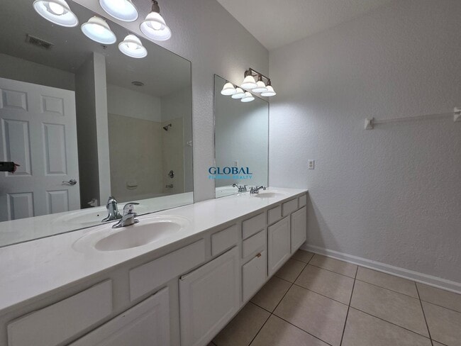 Building Photo - 3Bdrm Townhome -- Gated Community of Vista...