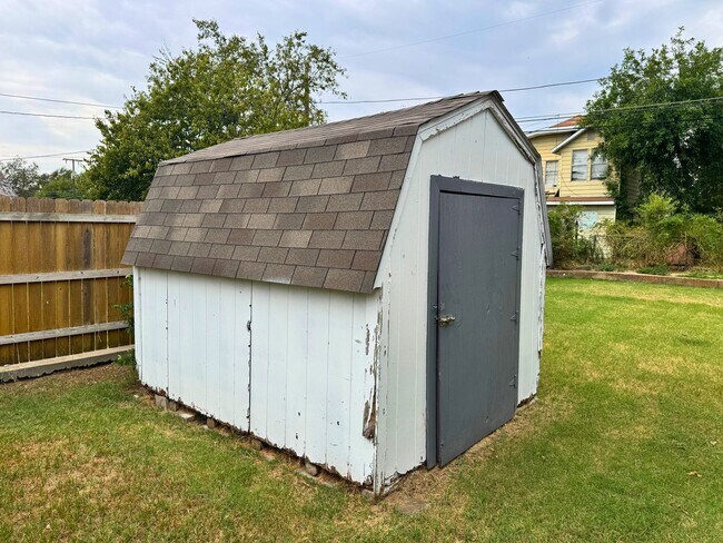 Building Photo - 3 Bed 2 Bath Home With Tons Of Natural Light