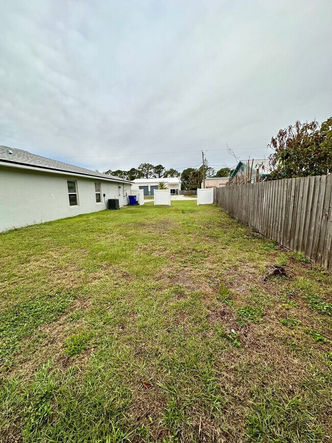 Building Photo - 2027/2029 Guava Drive