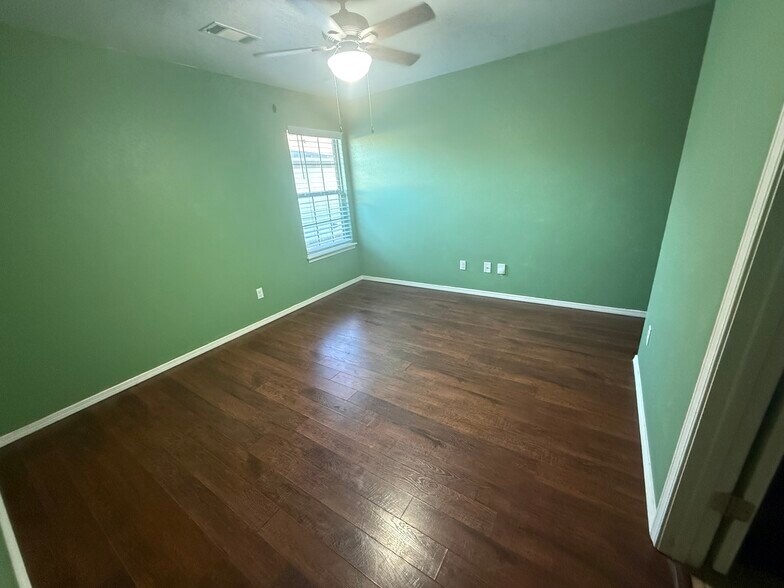 Mainbedroom - 2410 Ridgeway Ln