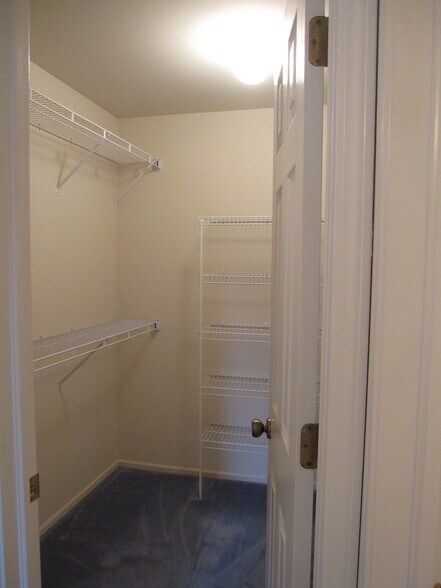 Building Photo - 2810 Meadow Ln