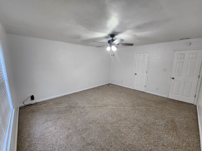 Building Photo - 300 Hurdle Dr