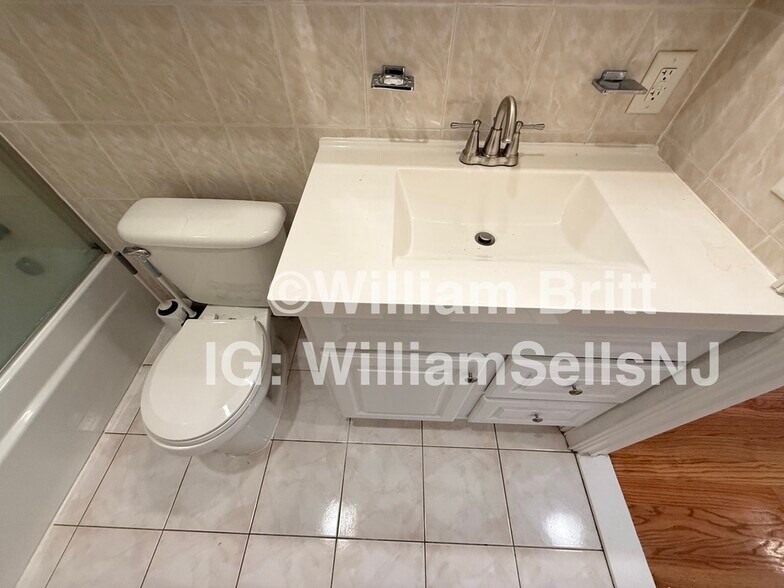 Building Photo - 373 Danforth Ave