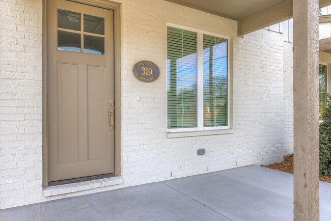 Building Photo - 319 W Commercial St