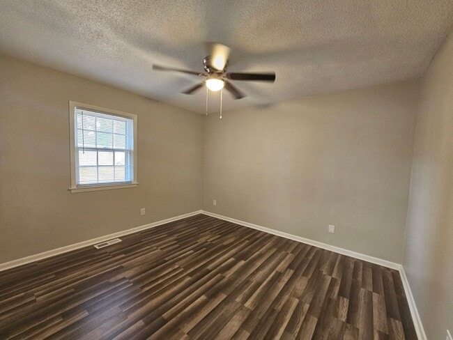 Building Photo - New Listing