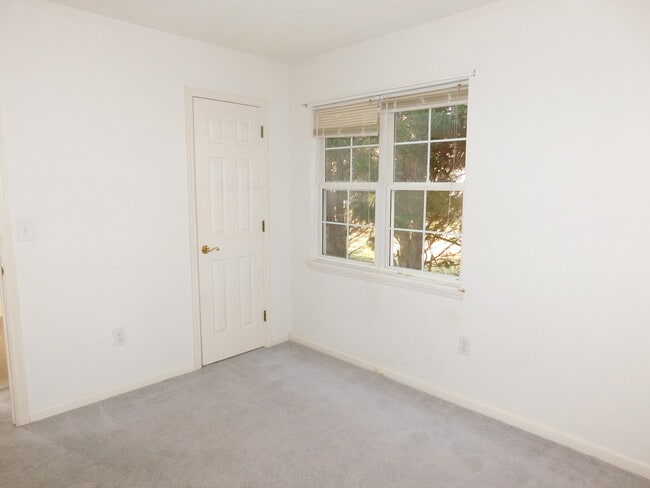 Building Photo - 213 Esquire Ct