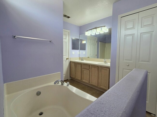 Building Photo - 556 Koala Dr