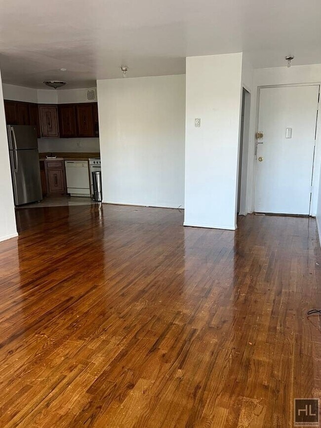 Building Photo - 38 AVENUE