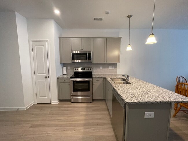 Building Photo - 3 bed 2.5 Bath Townhouse. Shelbyville