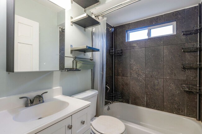 Building Photo - 6 month lease only no extensions Greenwood bungalow