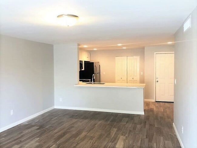 Building Photo - Remodeled 2 bedroom / 2 Full Bath