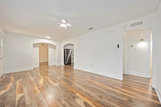 Building Photo - 6043 Lyndhurst Dr