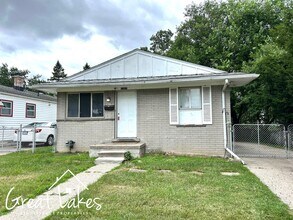 Building Photo - Charming 3 Bedroom 1 Bathroom now availabl...