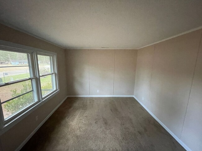 Building Photo - 4 Bedroom Brick House - Vouchers Accepted