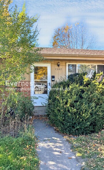 Primary Photo - 1307 Castlerock Dr