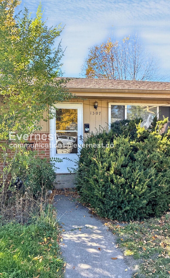 Building Photo - 1307 Castlerock Dr